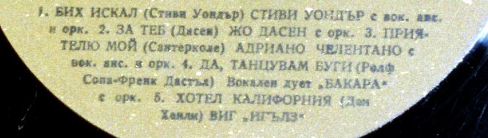 Три лесбиянки засовывают разные предметы в свои жопы на поверхности для гольфа