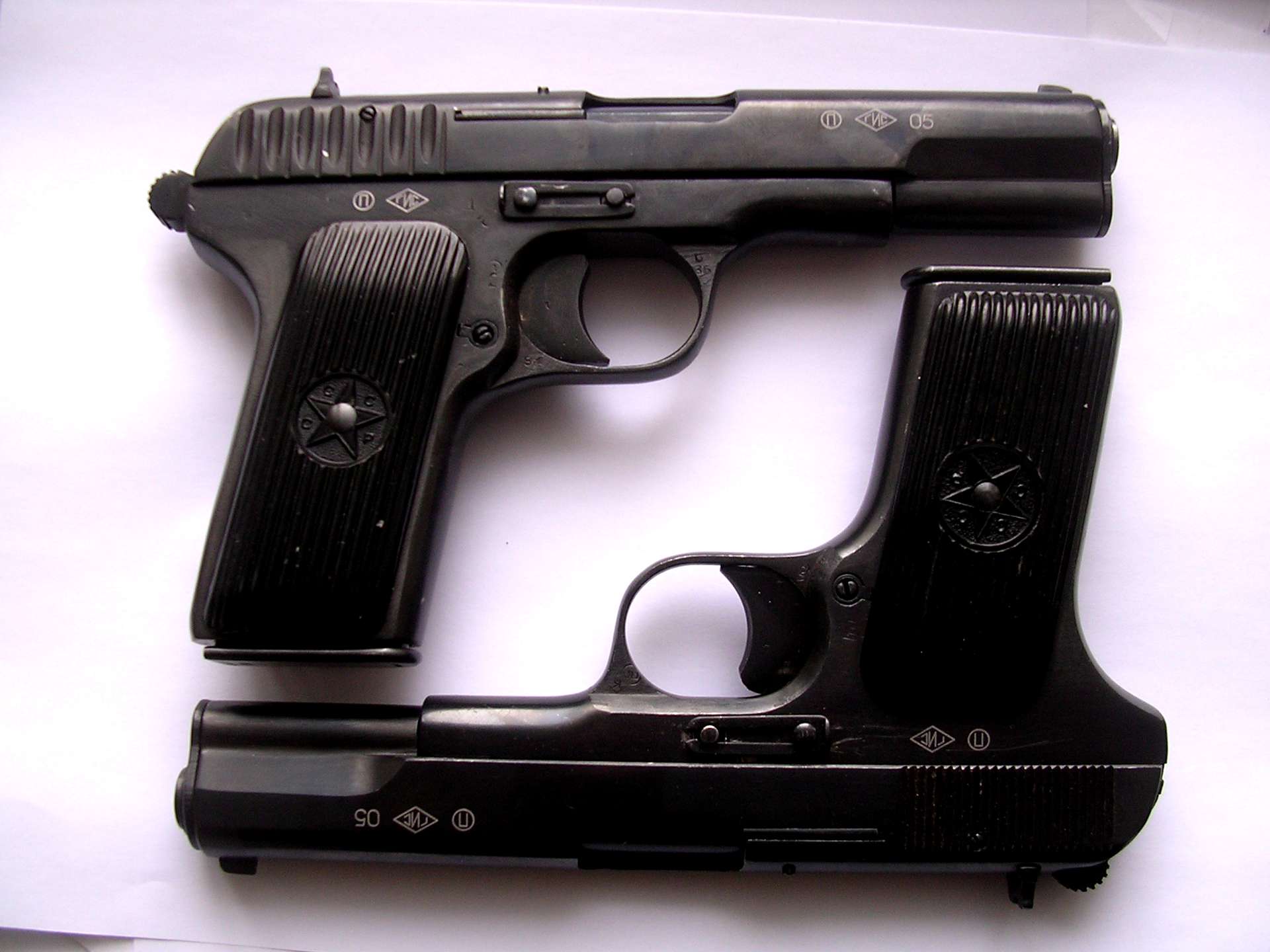 15 зарядный тт. Лучше старенький тт чем дзюдо и карате. Лучше старенький тт. Нету лучше карате чем в кармане 2 тт. 2 пистолета тт.