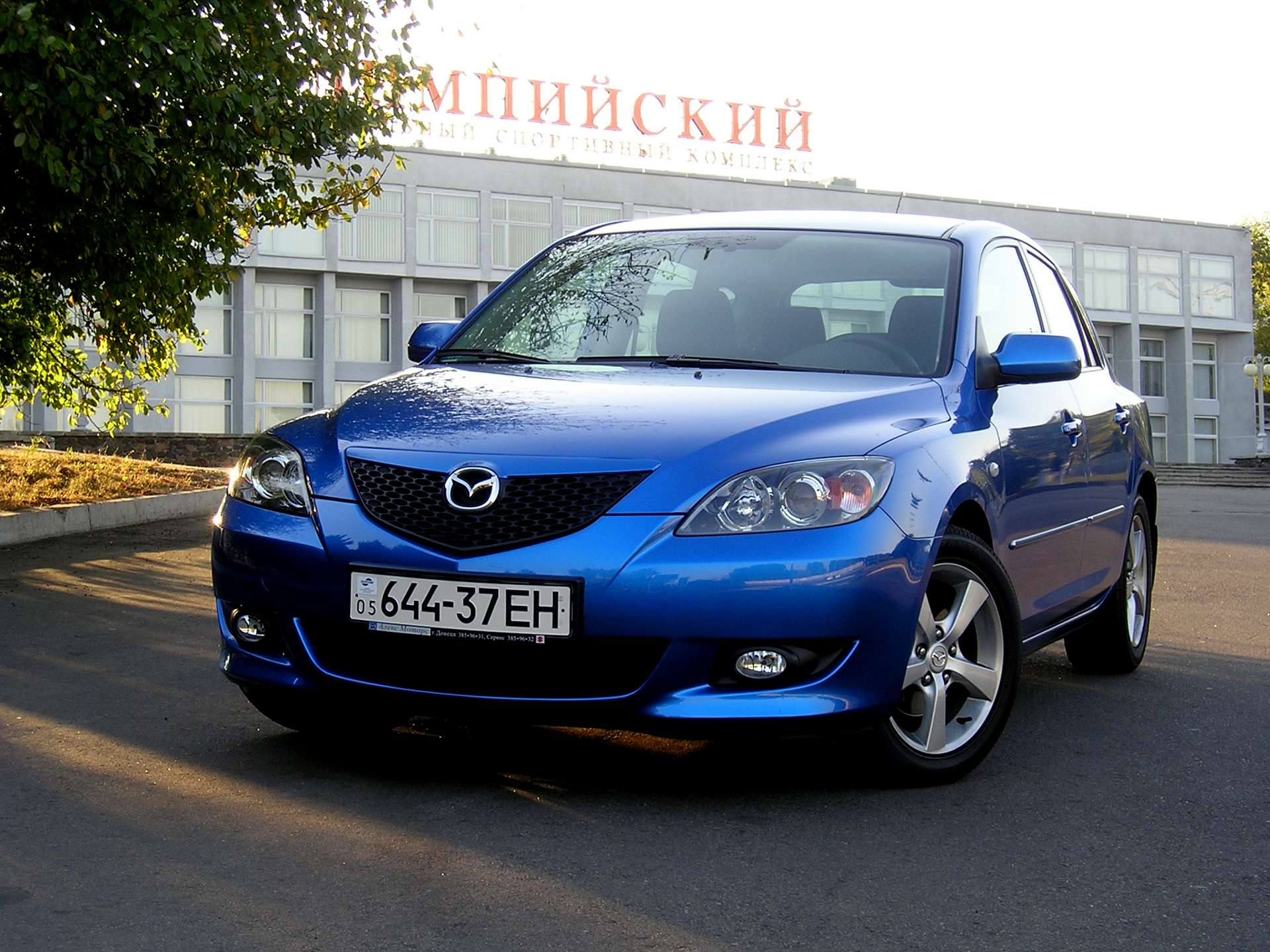 Мазда улан удэ. Mazda 3 2004 года. Мазда 3 2004г. Мазда 3 хэтчбек синяя 2004год. Мазда 3 2002 года.