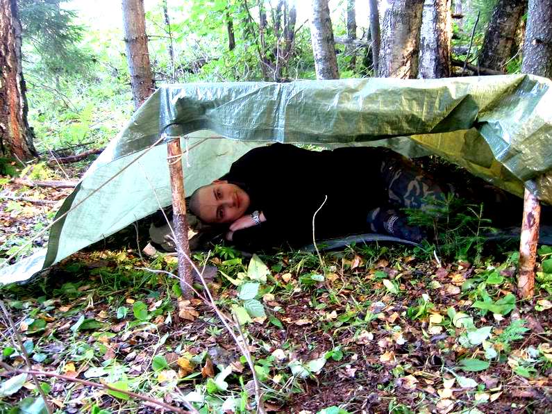 Вот как нужно набираться сил у природы гуляя лесом нагишом
