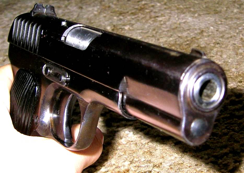 Можно ли в метро с пистолетом. Перезарядка ТТ. Револьвер из метро экзодис. Русские в метро с пистолетами.