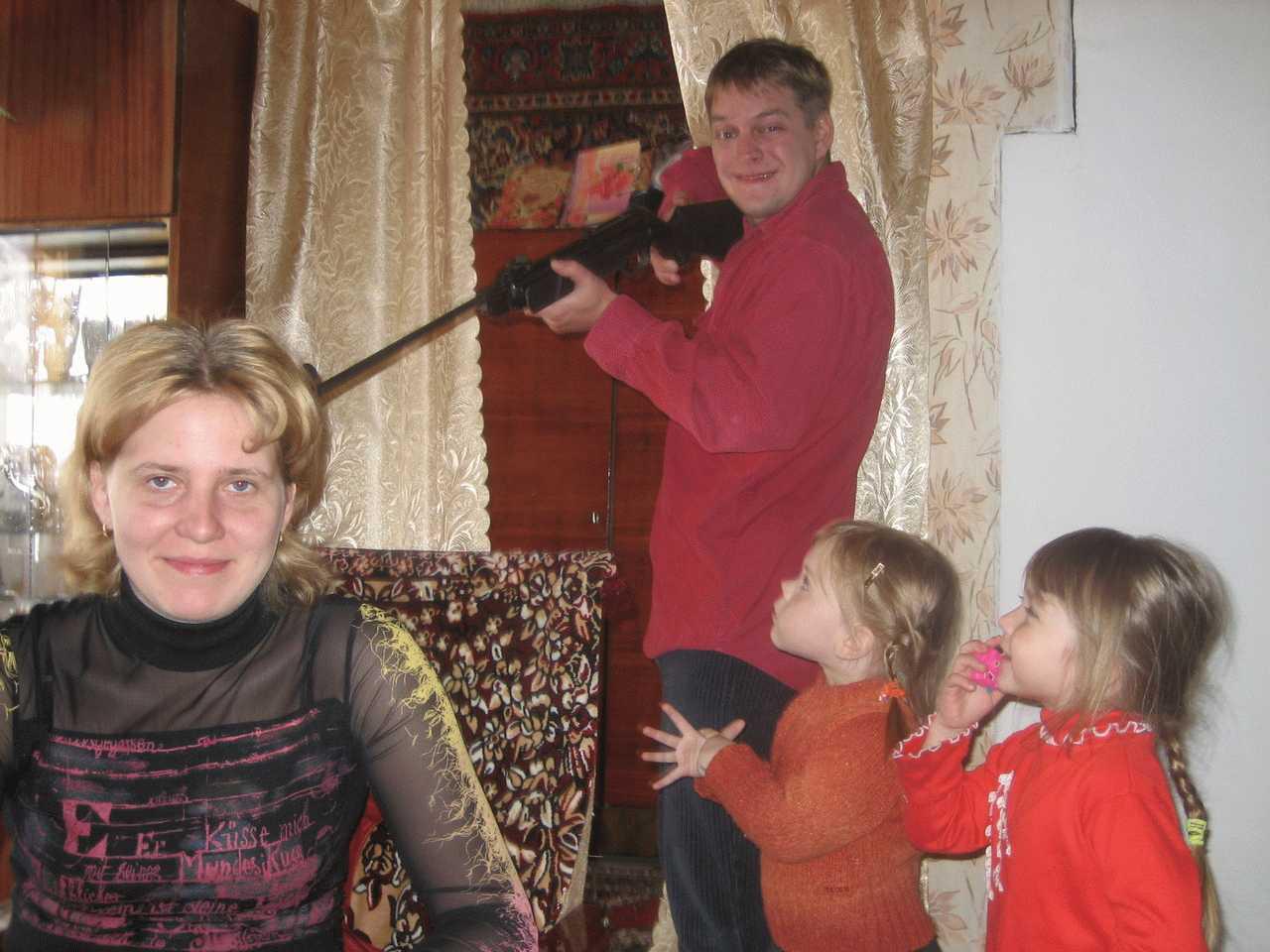 Почему русские родители. Типичная русская семья. Смешные семейные фотографии. Смешная Российская семья.