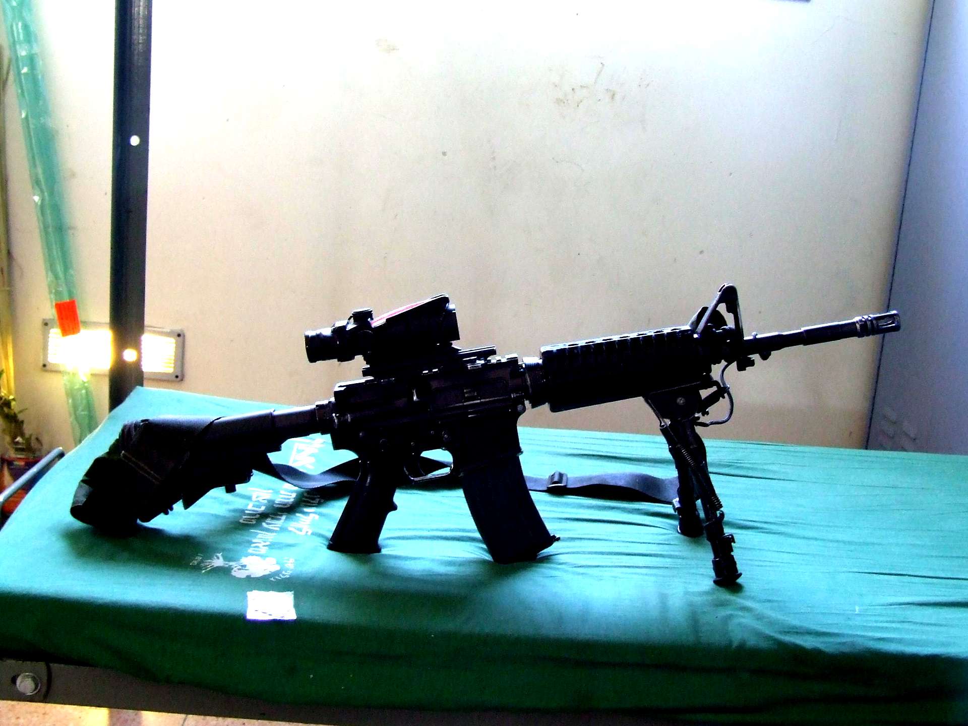 Штурмовая винтовка colt m4a1 5. M4a1 carbine. Штурмовая винтовка m4. Emka белое платье. Емка видео.