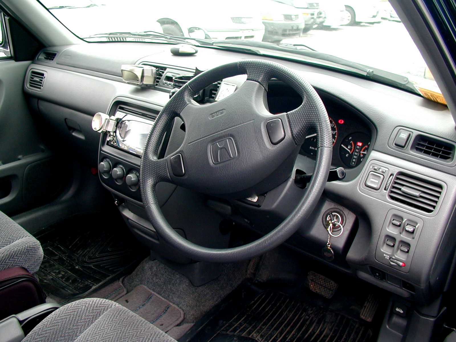 Правый руль рф. Правый руль. Правый руль и левый руль. Автомобиль с левым и правым рулем. Subaru леворукая 2003 года леворукая.