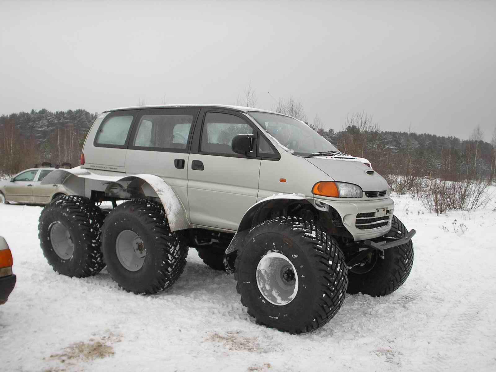 Delica 6. Делика вездеход. Mitsubishi Delica на бездорожье. Мицубиси Делика 6х6. Делика Мицубиси вездеход.