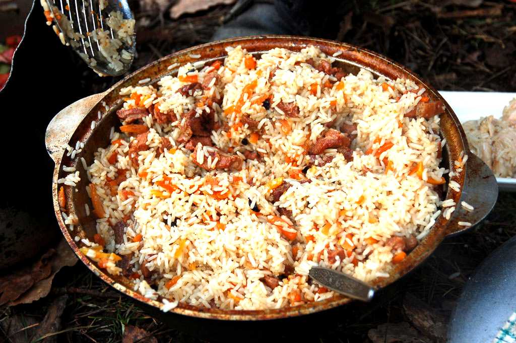 Настоящий плов на плите. Плов в казане. Узбекский плов на костре. Плов в казане на костре. Плов в казане на огне.