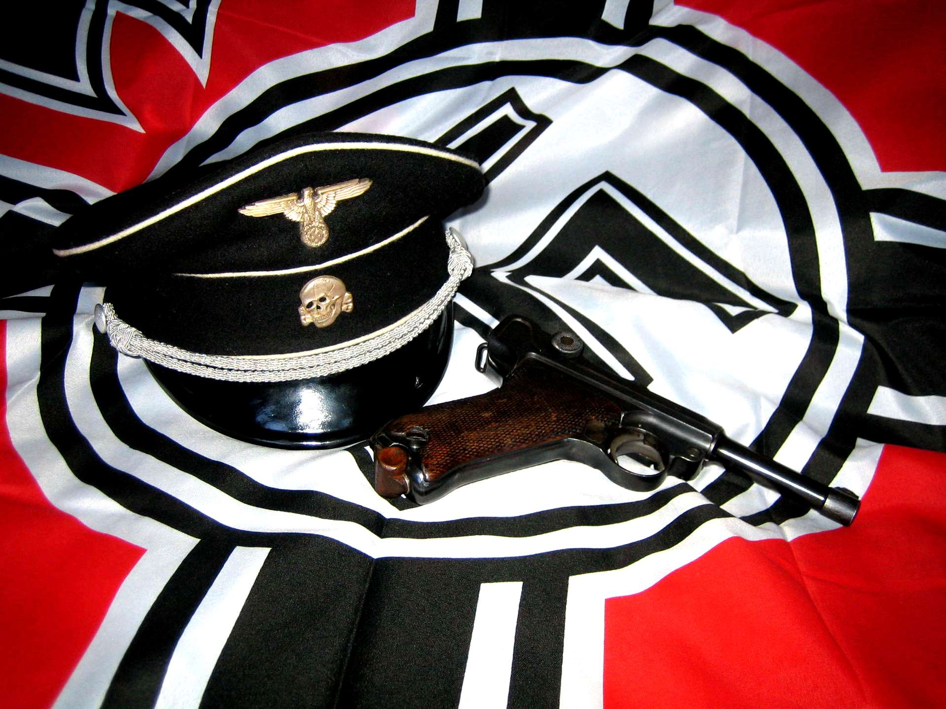 Фашистское оружие. Оружие нацистов. Оружие с нацистской символикой. Фашистские стволы. Фашистское вооружение.