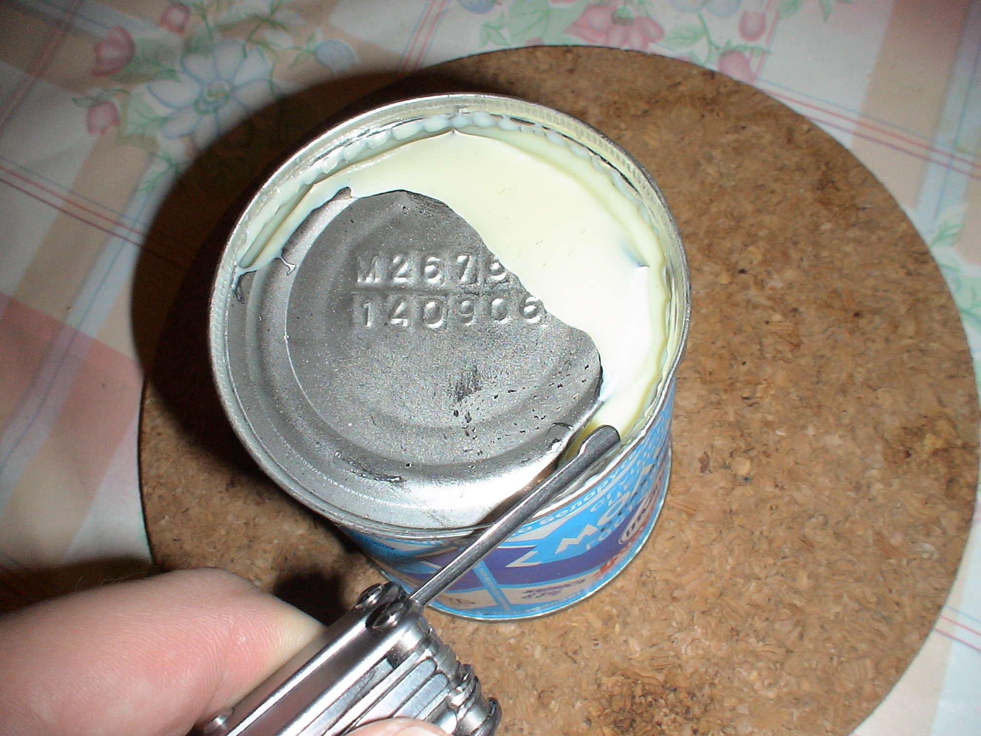 Бомбаж консервов. Бомбаж консервов. Сайра консервы. Просроченные консервы. Вздутые консервные банки.