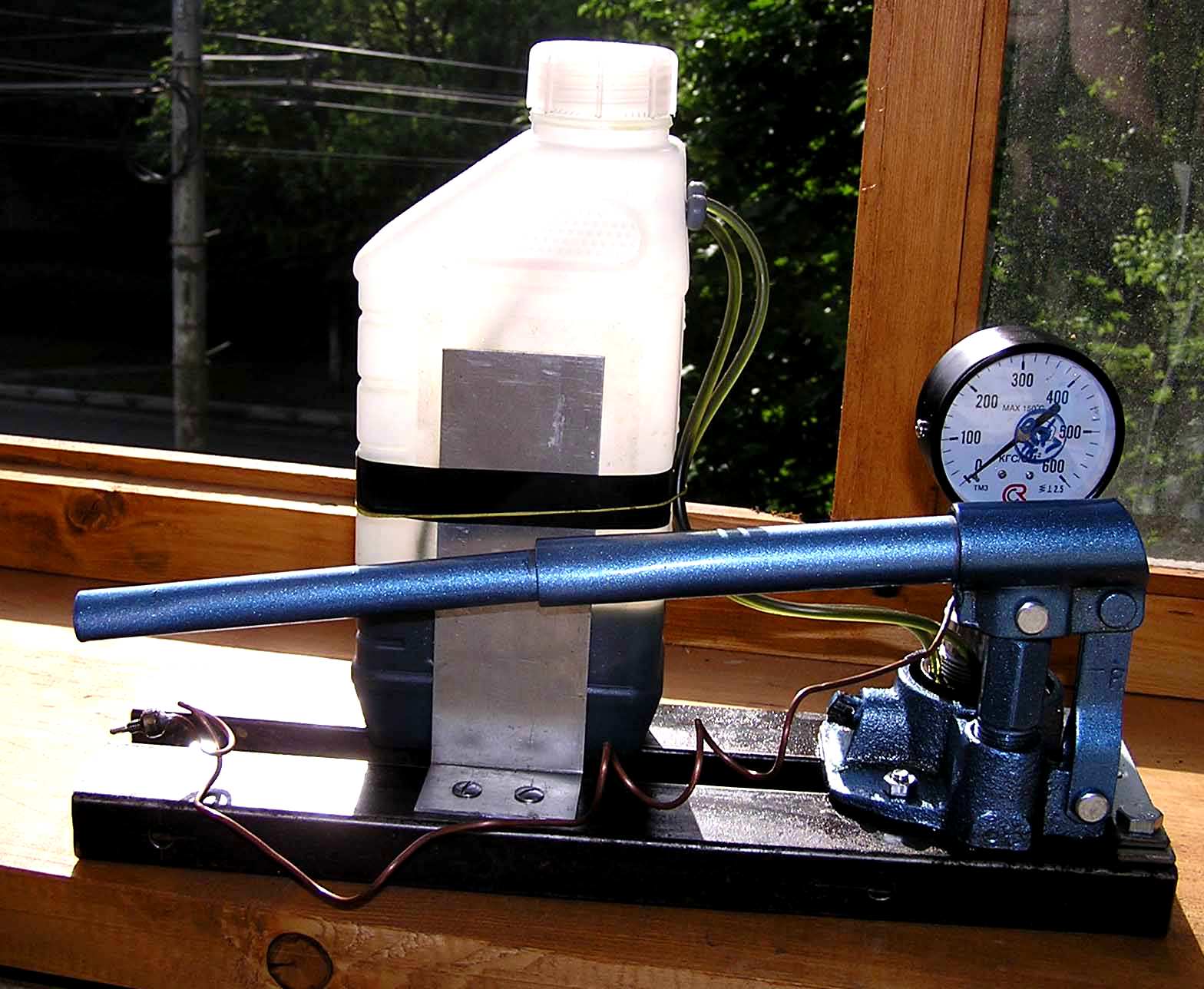 Эксперимент труба рубенса. Труба рубенса принцип действия. Крепёж на резервуар и стволом пневматики. Чертеж трубы рубенса. Труба рубенса.