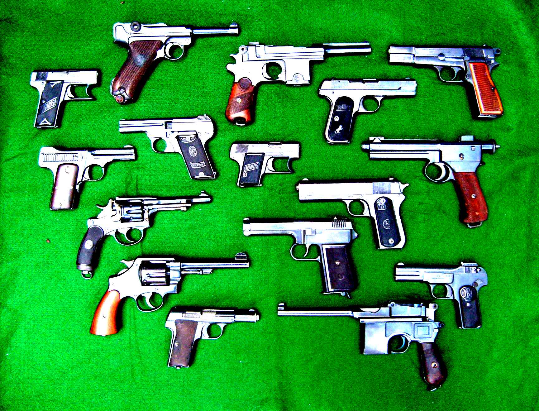 Пистолеты названия. Разные пистолеты. Разные виды пистолетов. Пистолеты и револьверы мира. Оружие название пистолетов.