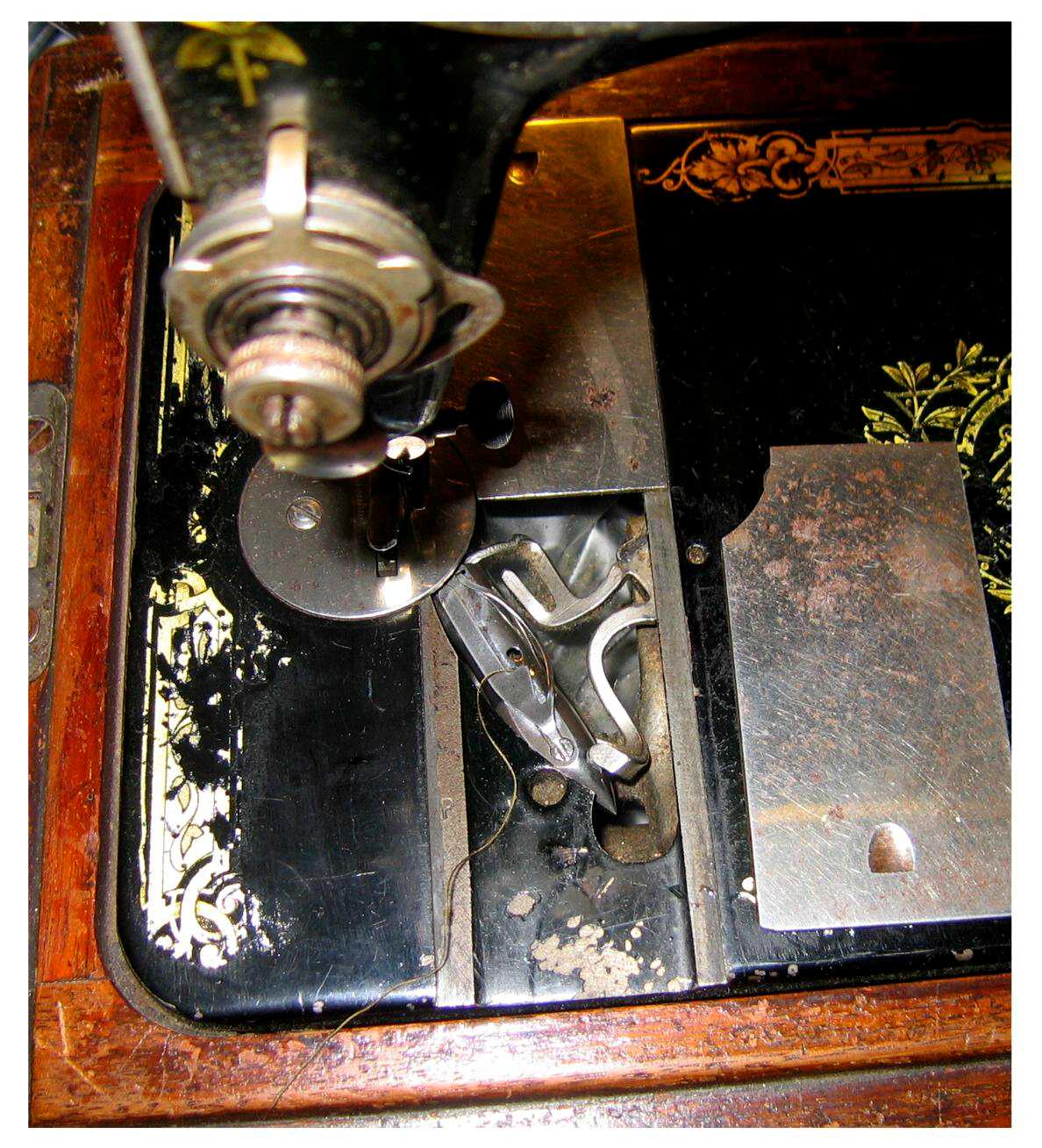 Настроить машинку зингер. Зингер 127 каретка челнока. Швейная машинка Зингер челнок пуля. Швейная машинка Зингер 1902 года. Челнок машинки Зингер.