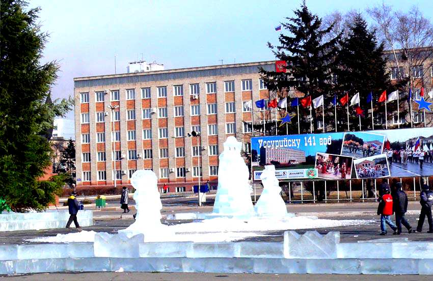 Новый город уссурийск. Уссурийск Центральная площадь. Уссурийск достопримечательности. Памятники Уссурийска. Красивые места в Уссурийске.