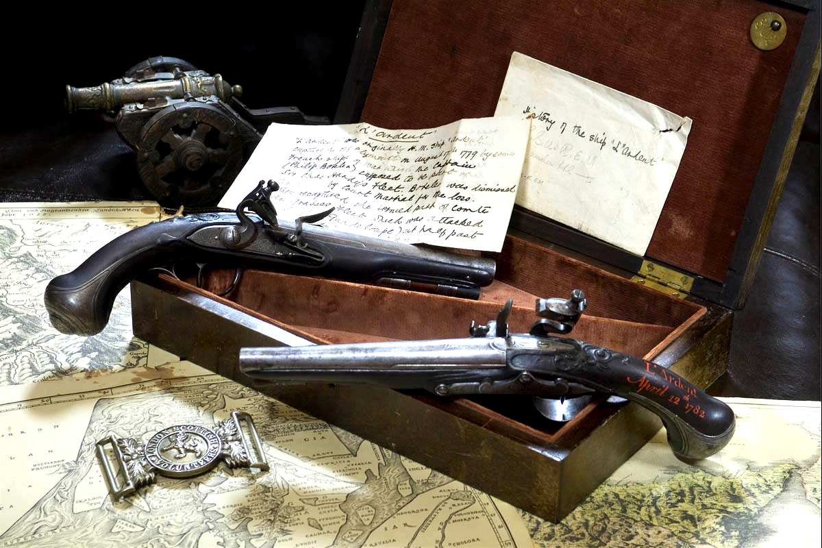 Старинное оружие 6. Эстетика 19 век пистоль. Антикварное оружие. Старинное антикварное оружие.