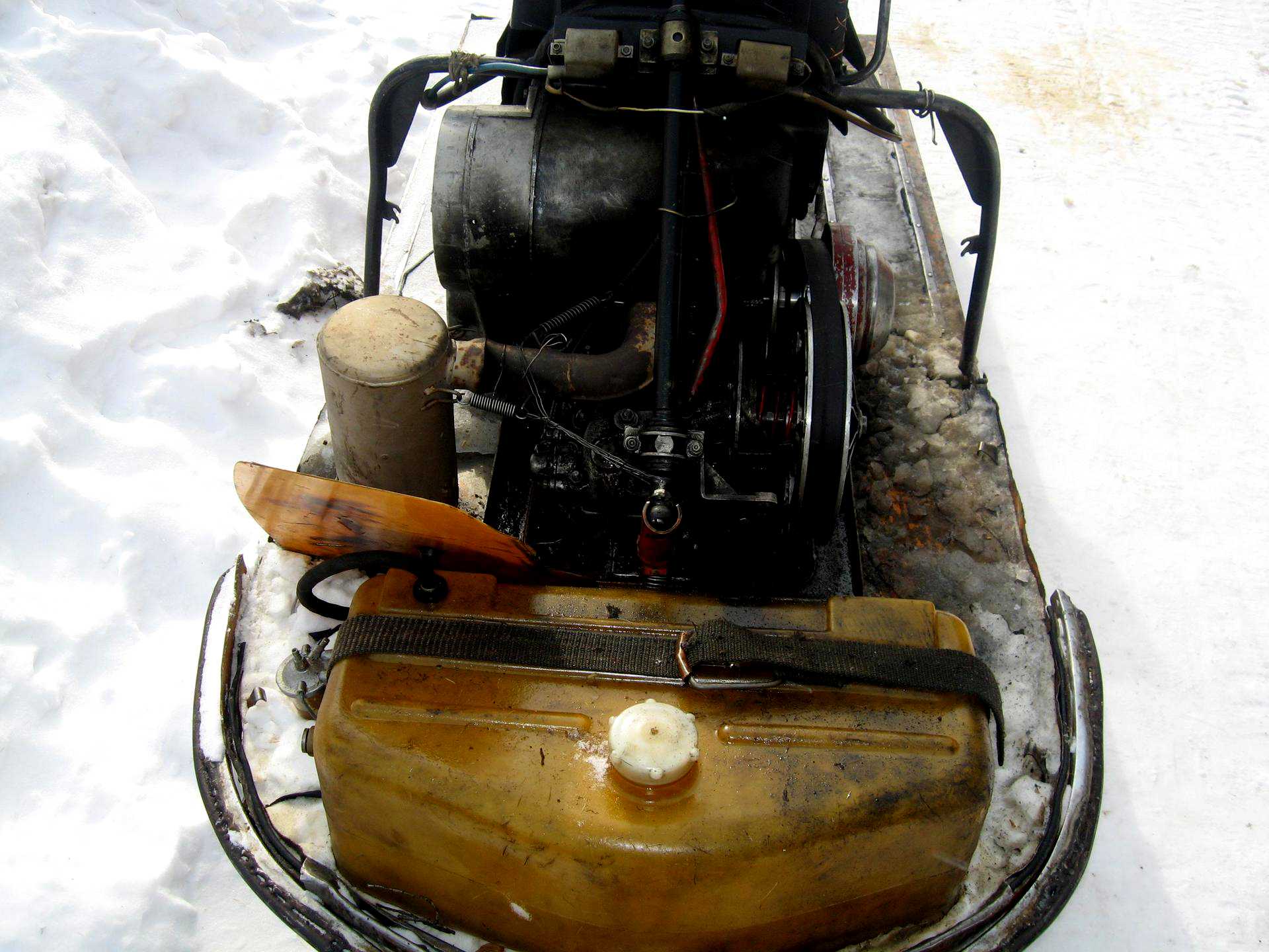 Цилиндр снегоход буран. Моторный отсек снегохода Буран. Снегоход Буран с дв 2106. Буран снегоход старый двигатель. Подкапотное пространство снегохода Буран.