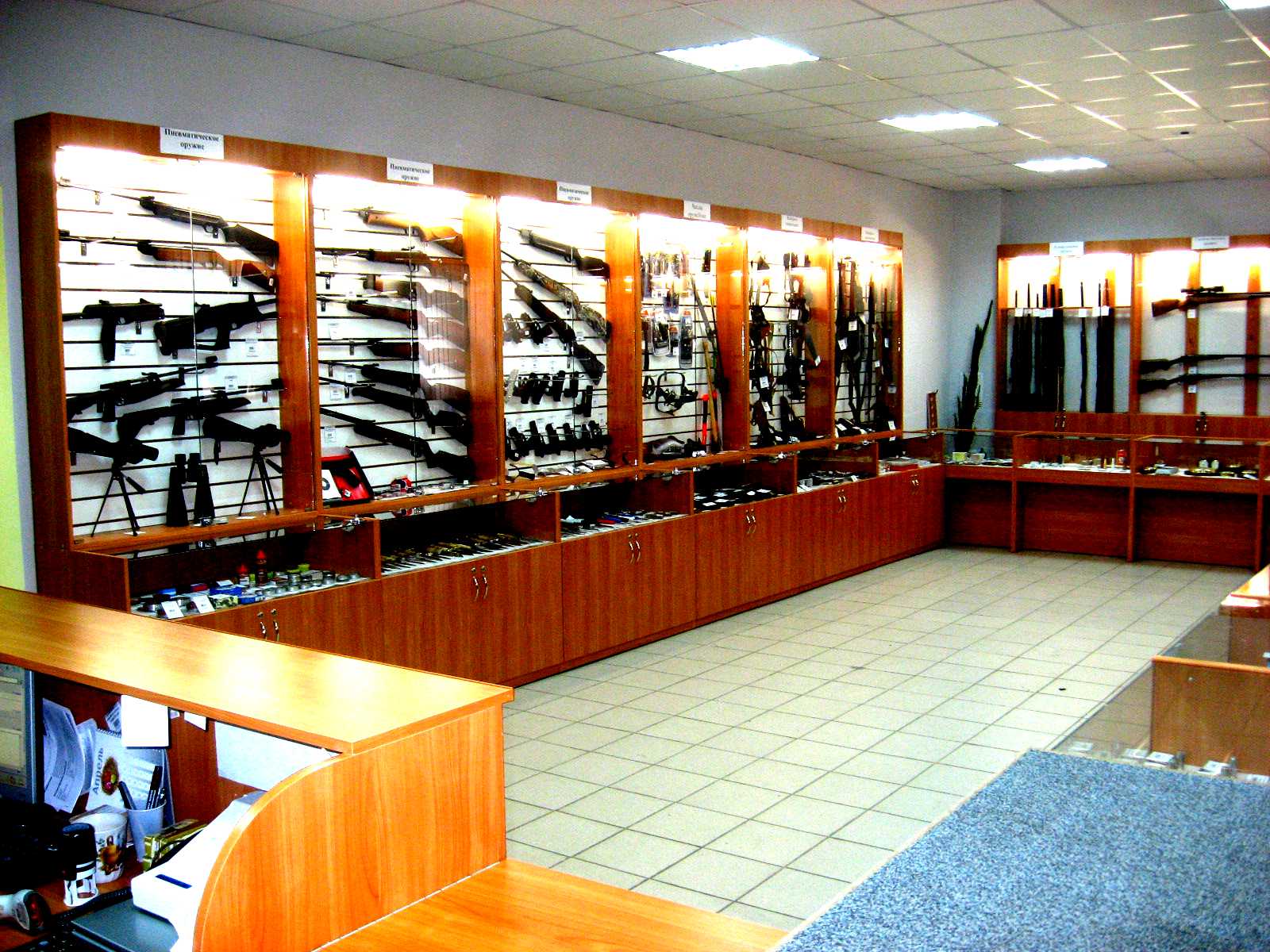 Оружейный магазин в США витрина