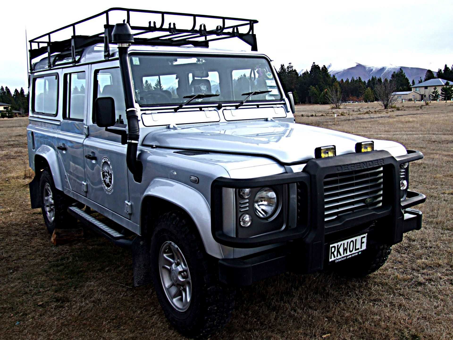 Defender watcher. Дефендер 110 штатные бампера. Дефендер 2004 года. Defender 110 2020 Grey. LR Defender 90 с палаткой.