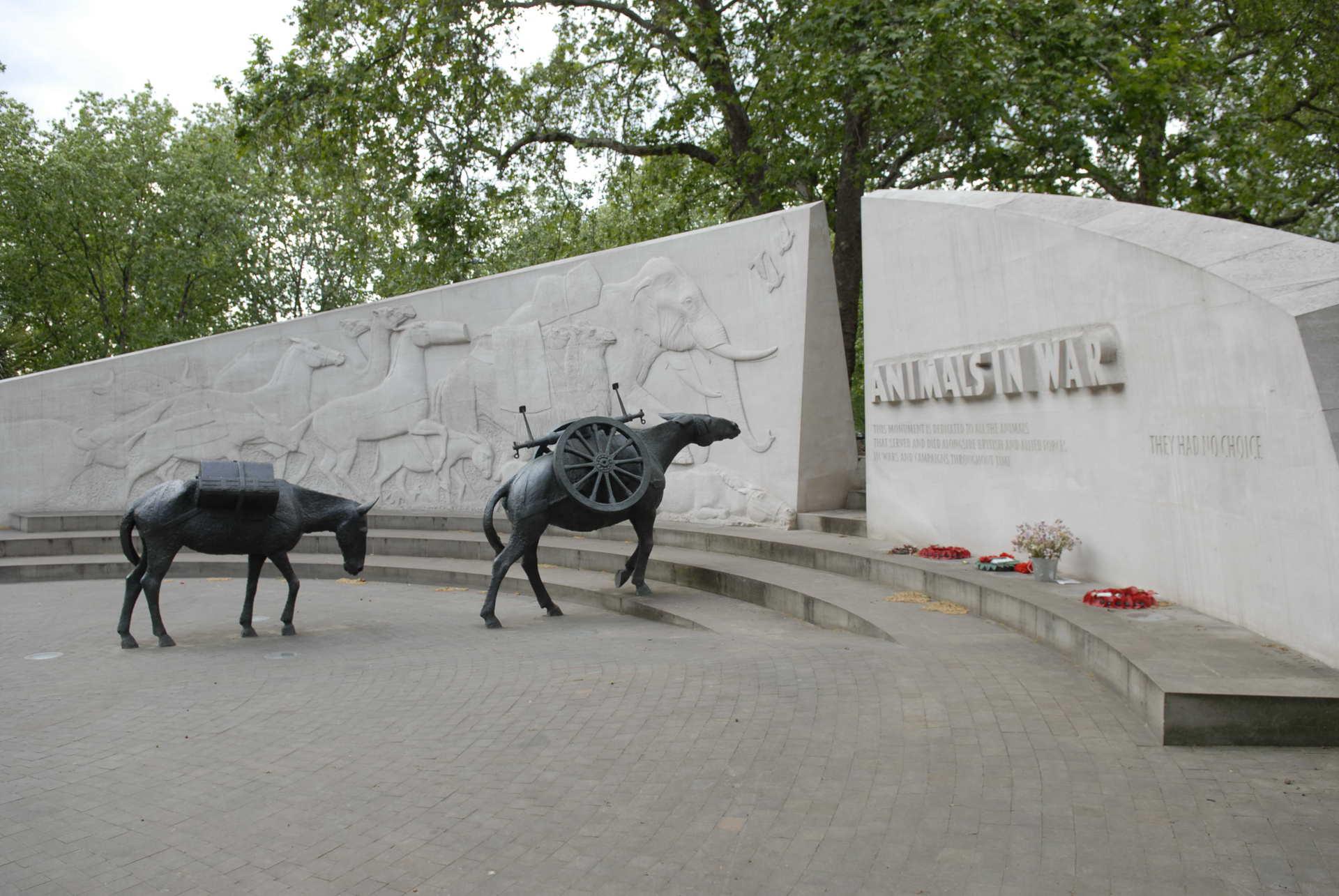 Памятник погибшим в войне животным, Лондон, Великобритания