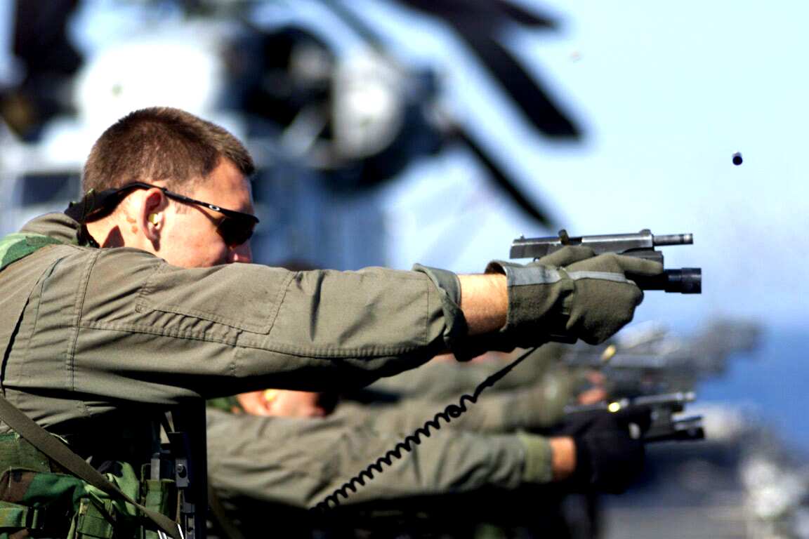 Фотография солдата с пистолетом