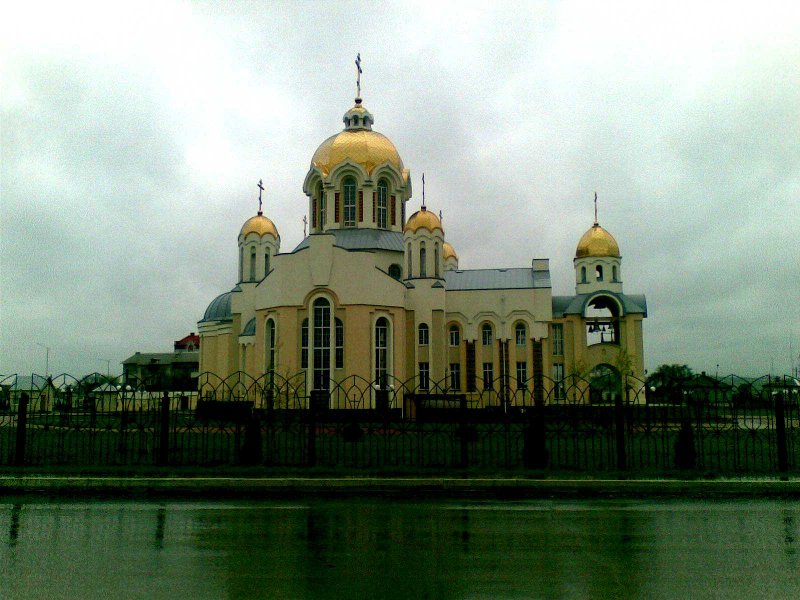 Москва россошь воронежская область. Церковь Крылья памятник Россошь. Россошь красивые места. Красивые места в г Россоши. Пейзаж Россошь Церковь.