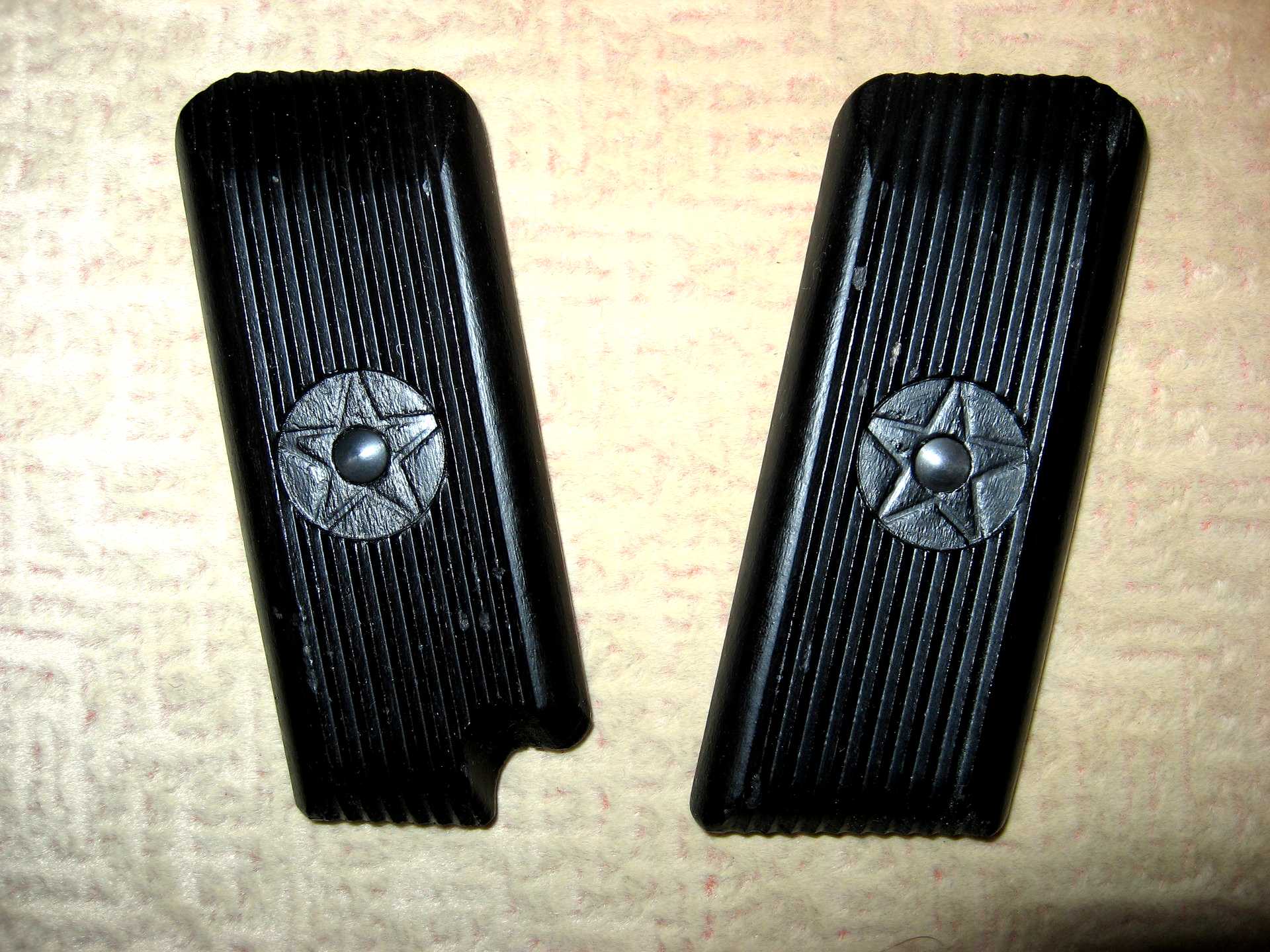 защёлки для накладок пистолета тт. накладка рукоятки тт с треугольником. накладки тт по годам выпуска. накладки тт (щёчки) (коричневые). тт-33 накладки.