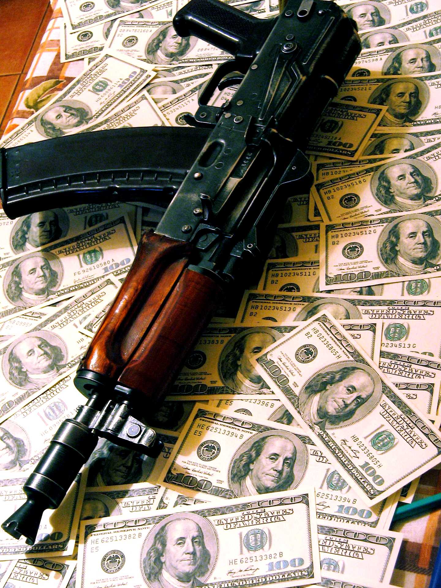Русские автоматы с деньгами. Стволы и деньги. Стол с деньгами и оружием. Бандит с деньгами.