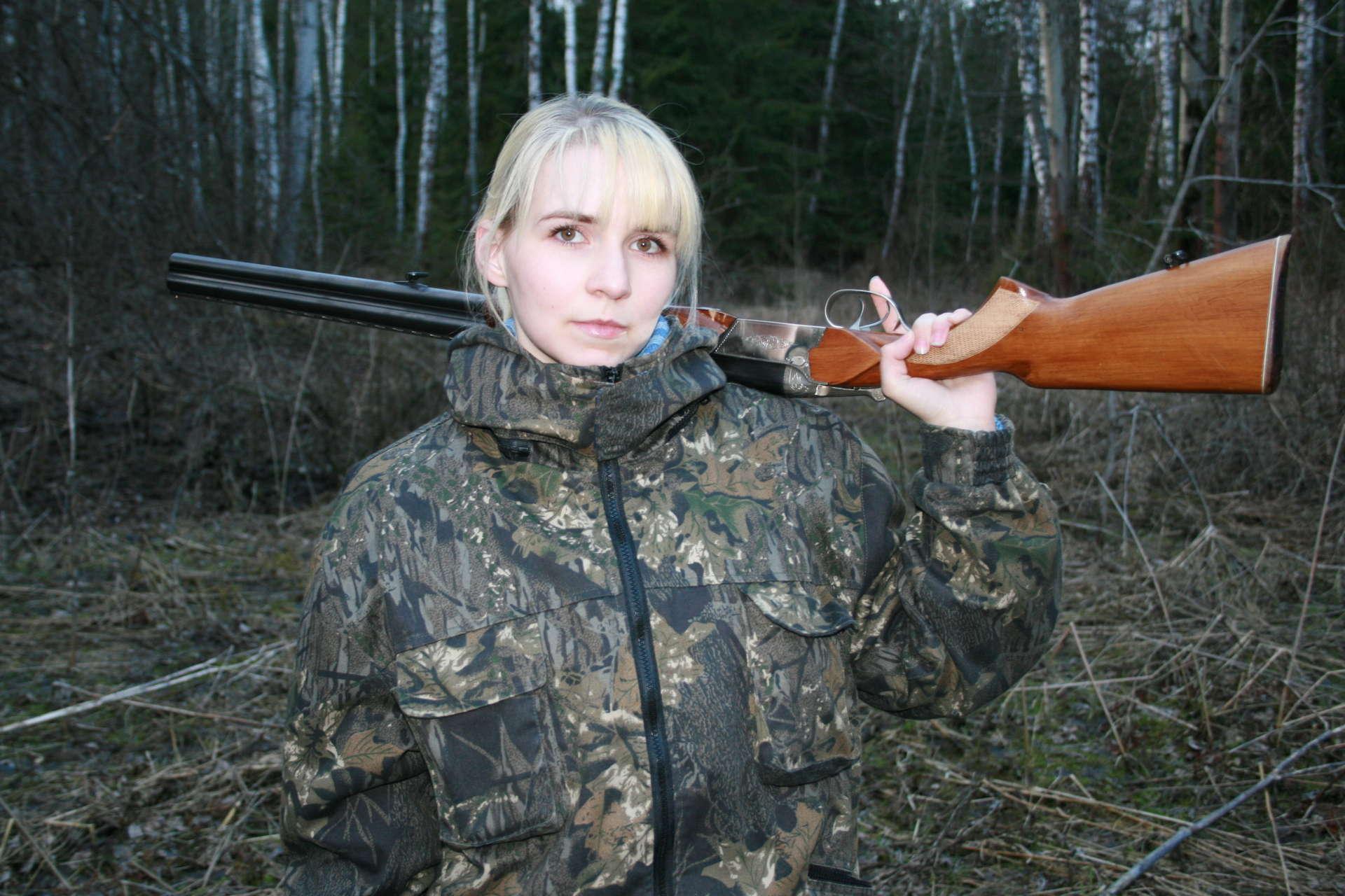 Охота на жену полностью. Женщина с ружьем. Девушки на охоте. Девушка охотник. Девушка на охоте с ружьём.