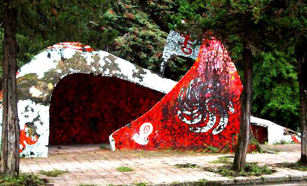 Остановки церетели в абхазии. Остановки в абхазии зураба церетели фото. Ракушка церетели гагра. Остановки церетели в абхазии. Остановки в абхазии зураба церетели.