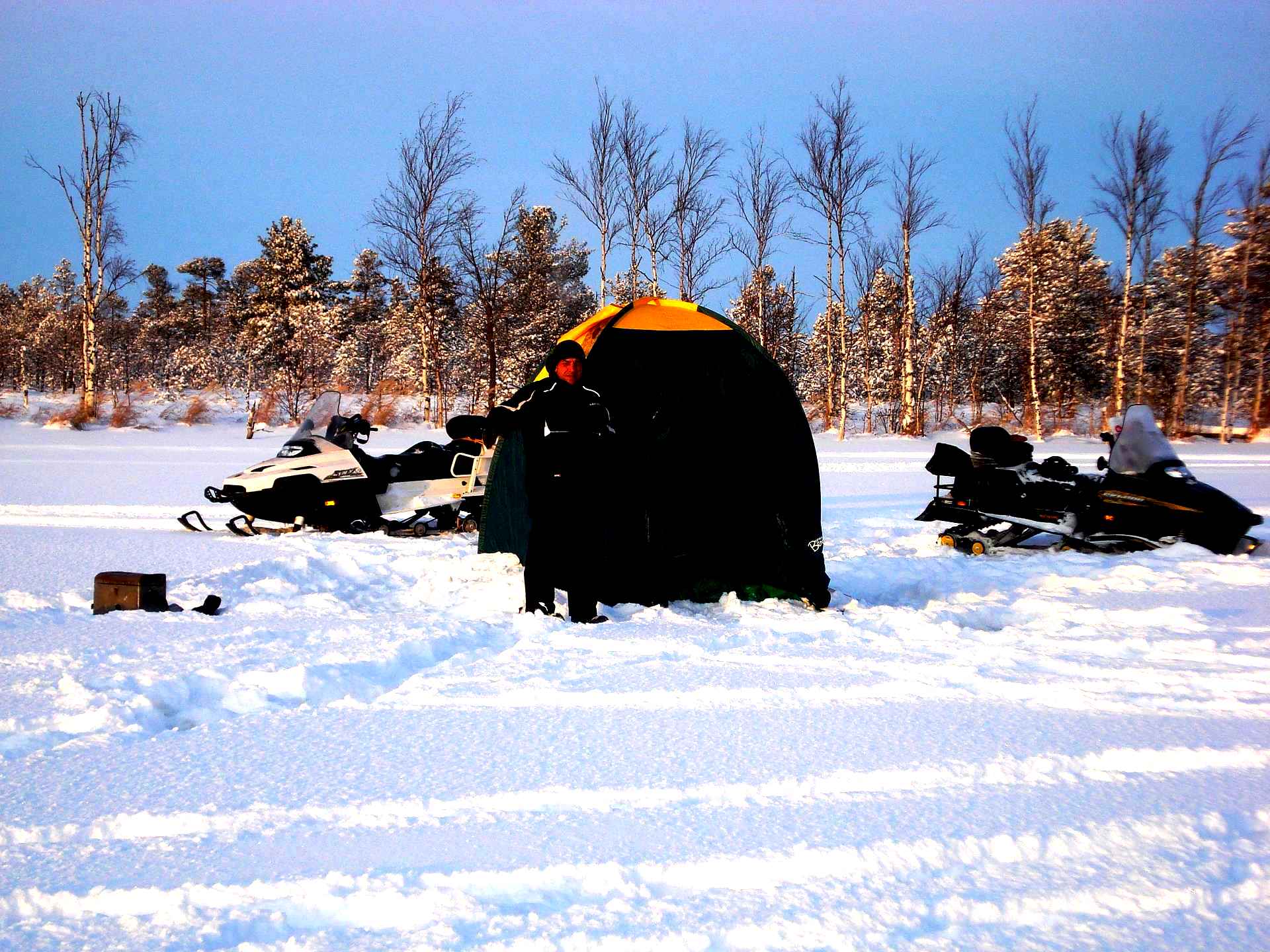 Зимняя рыбалка в палатке. Рыбалка в палатке зимой. Зимняя рыбалка на льду в палатке. Бур для зимней рыбалки палатка. Сгорела палатка на зимней рыбалке.