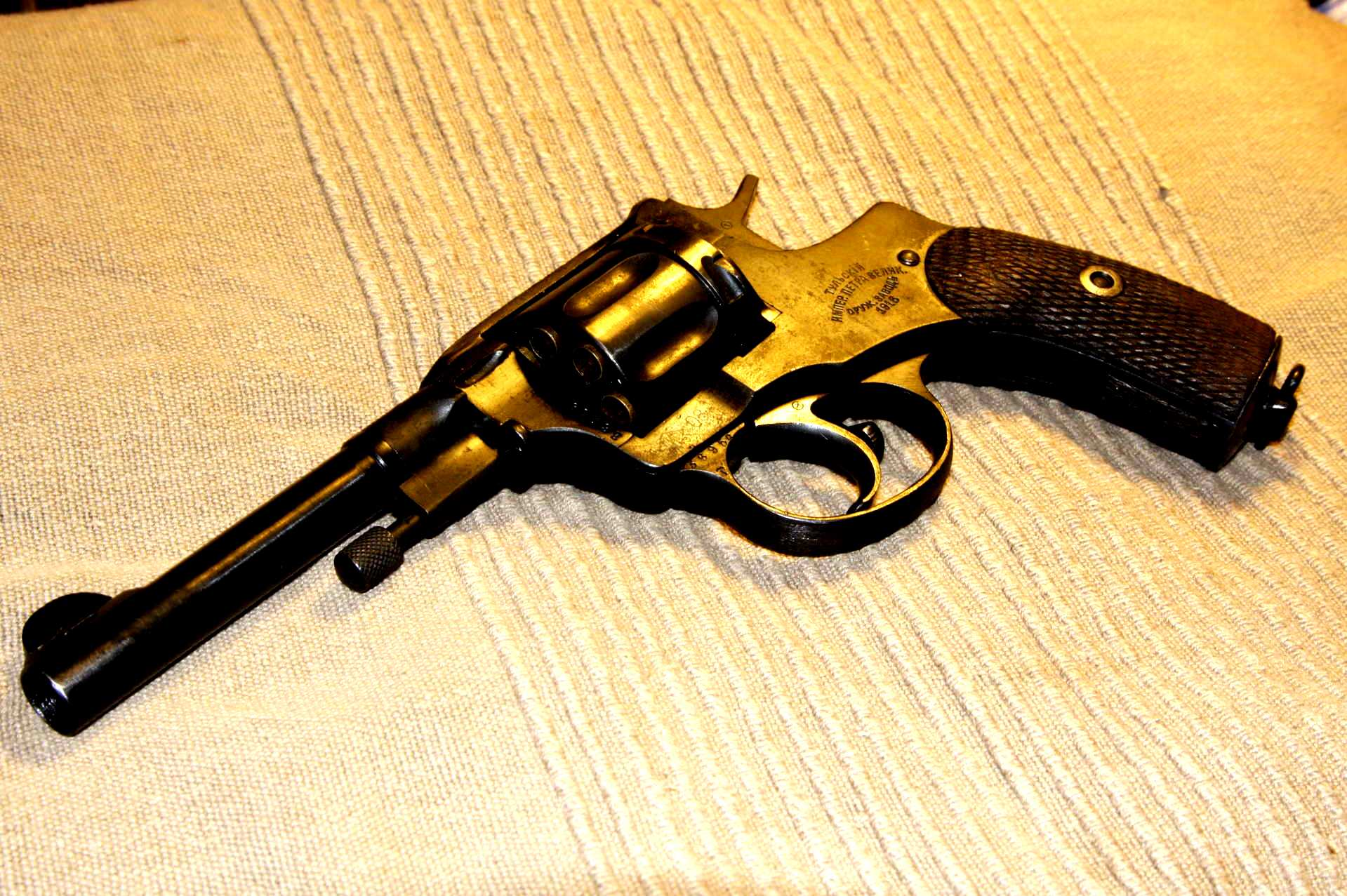 Наган блеф. Револьвер Nagant mle.1883. Револьвер блеф. Револьвер Наган 1878. СМЕРШ И Наган.