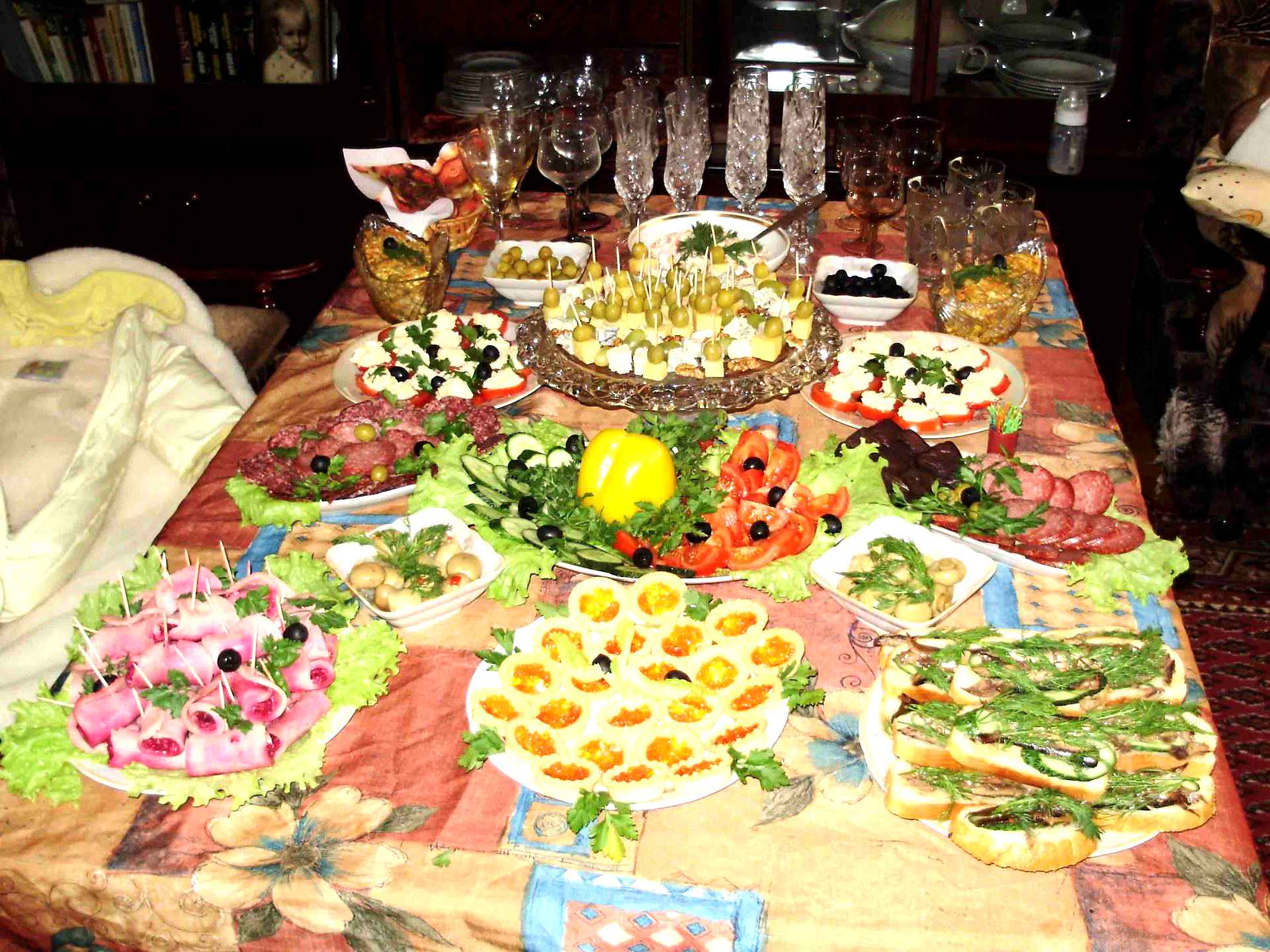 Праздничный стол для мамы. Праздничный стол на день рождения. Красивый стол на день рождения. Свадебный стол с едой. Накрыть праздничный стол.