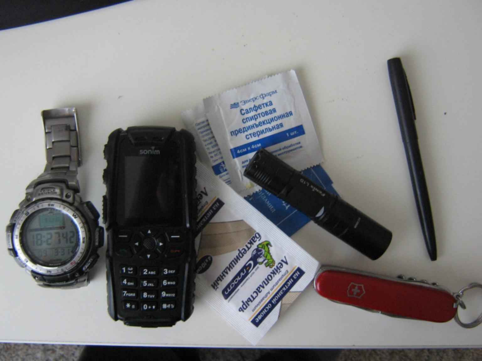 радиоприемник выживальщика. станции приемники. радиоприёмник с ручной зарядкой. Philips ae 1125. радио выживальщика.