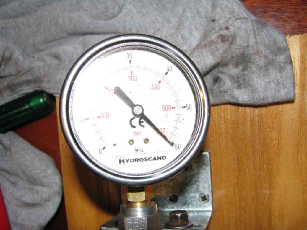 Опрессовка газопровода котельных. Опрессовка теплопроводов. Манометр кпа дмг60. Опрессовка отопления в квартире. Изменение давления обжатия трубы.