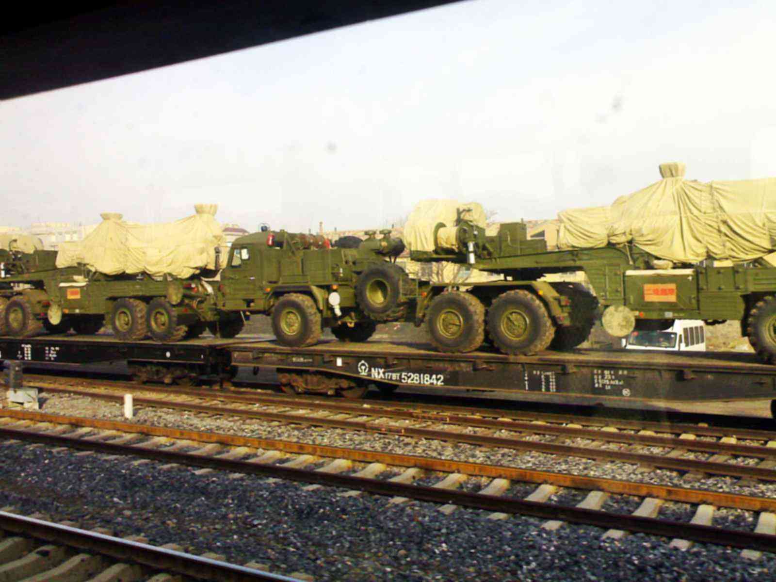 Железнодорожные перевозки военной. ЗРК С-300пму2. БМП 2 на платформе. БМП 2 ЖД платформа.