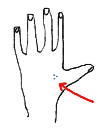 Татуировка между большим и указательным пальцем