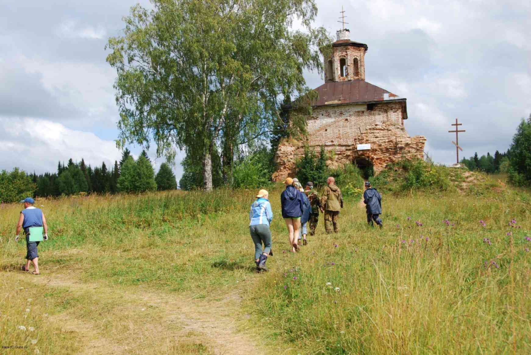 Красновишерск без границ. Красновишерск Церковь. Православный храм в Красновишерске. Люди идут в храм. Народ идет в храм.