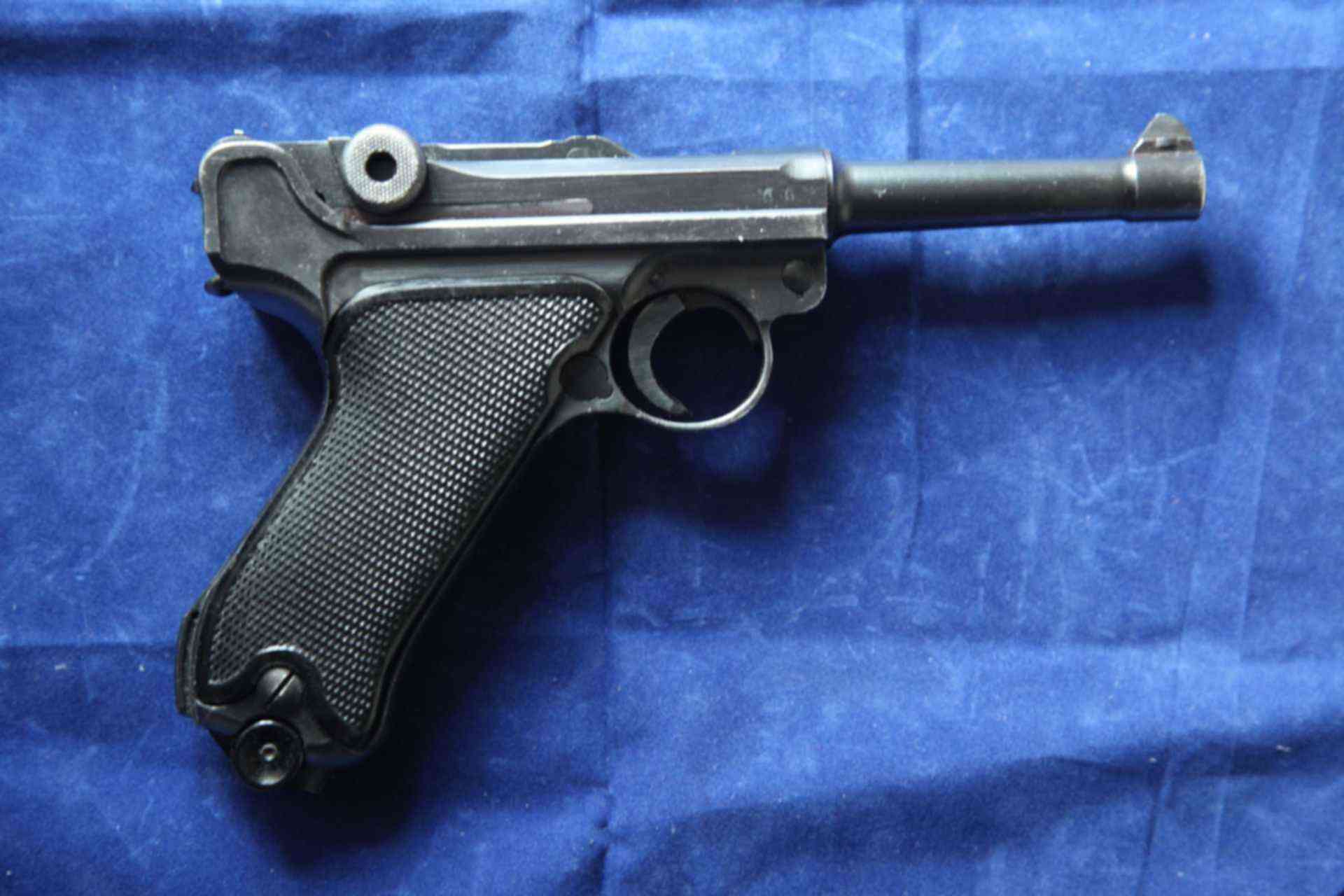 Люгер кто это такой. Р-08 Люгер (Parabellum) 1941. Люгер р08 замыкатель. Luger p08 Custom.