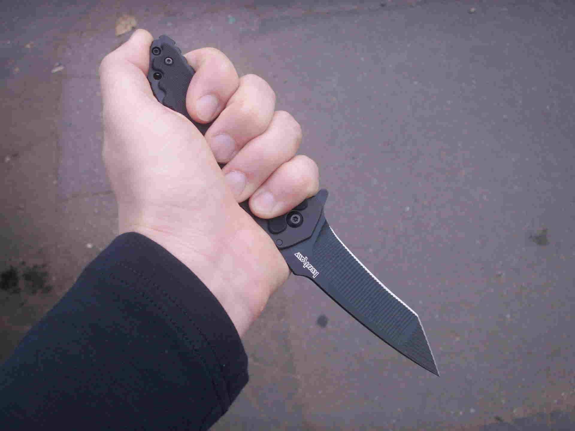 Нож в руке. Kershaw Groove Black 1730tblk. Складной нож в руке.