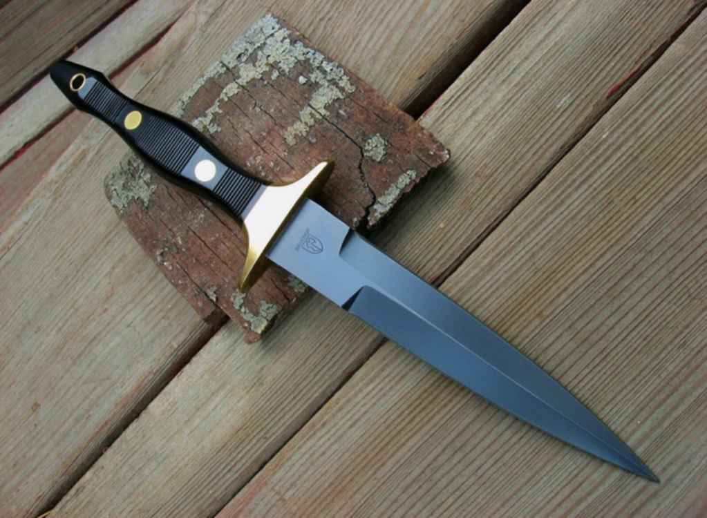 Staff dagger. Современные кинжалы. Ножи с двойной заточкой. Нож кинжального типа. Кинжалы с полуторной заточкой.