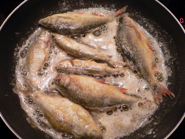 Сонник жарить рыбу. Пескарь жареный. Дешевая рыба для жарки. Живая рыба на сковородке. Мраморная рыба для жарки.