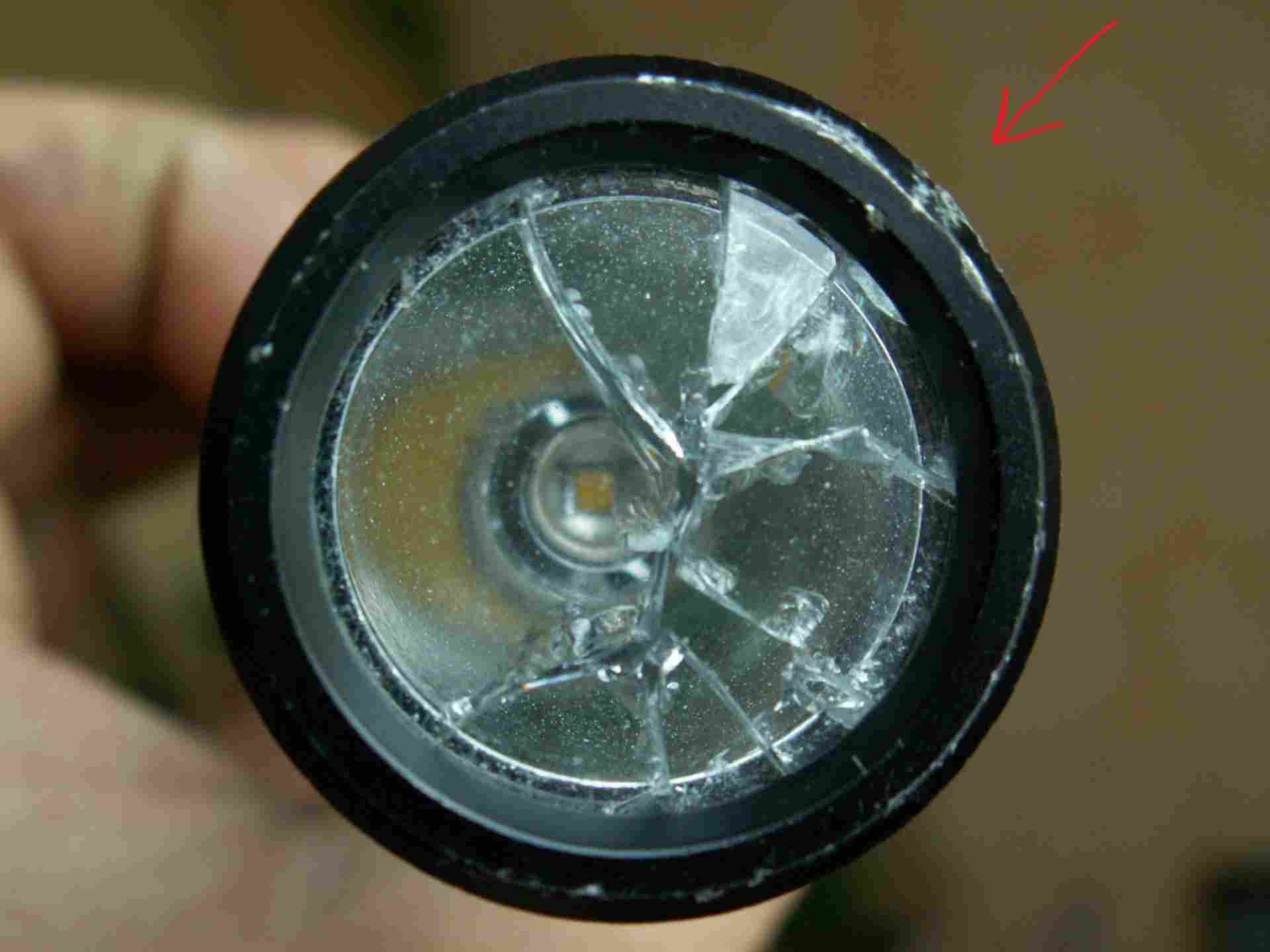 Фонарик пишет используется камера что делать. Фонарь светодиодный сломанный. Сломался светодиодный фонарь. Разбитый фонарь светодиодный. Сломанный налобный фонарь.