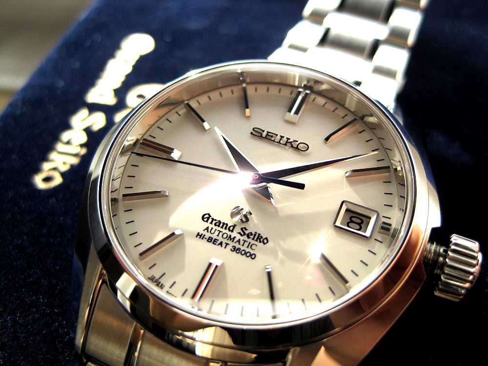 Час на японском. Grand Seiko sbgv005. Grand Seiko sbgn013g. Часы японские фирмы. Гранд Сейко кварцевые наручные.