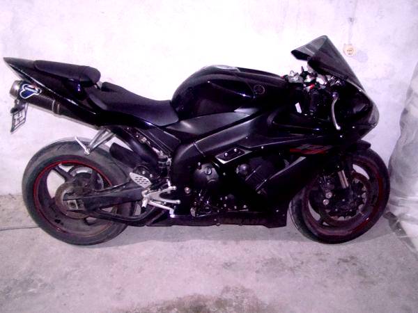 Yamaha r1 в гараже