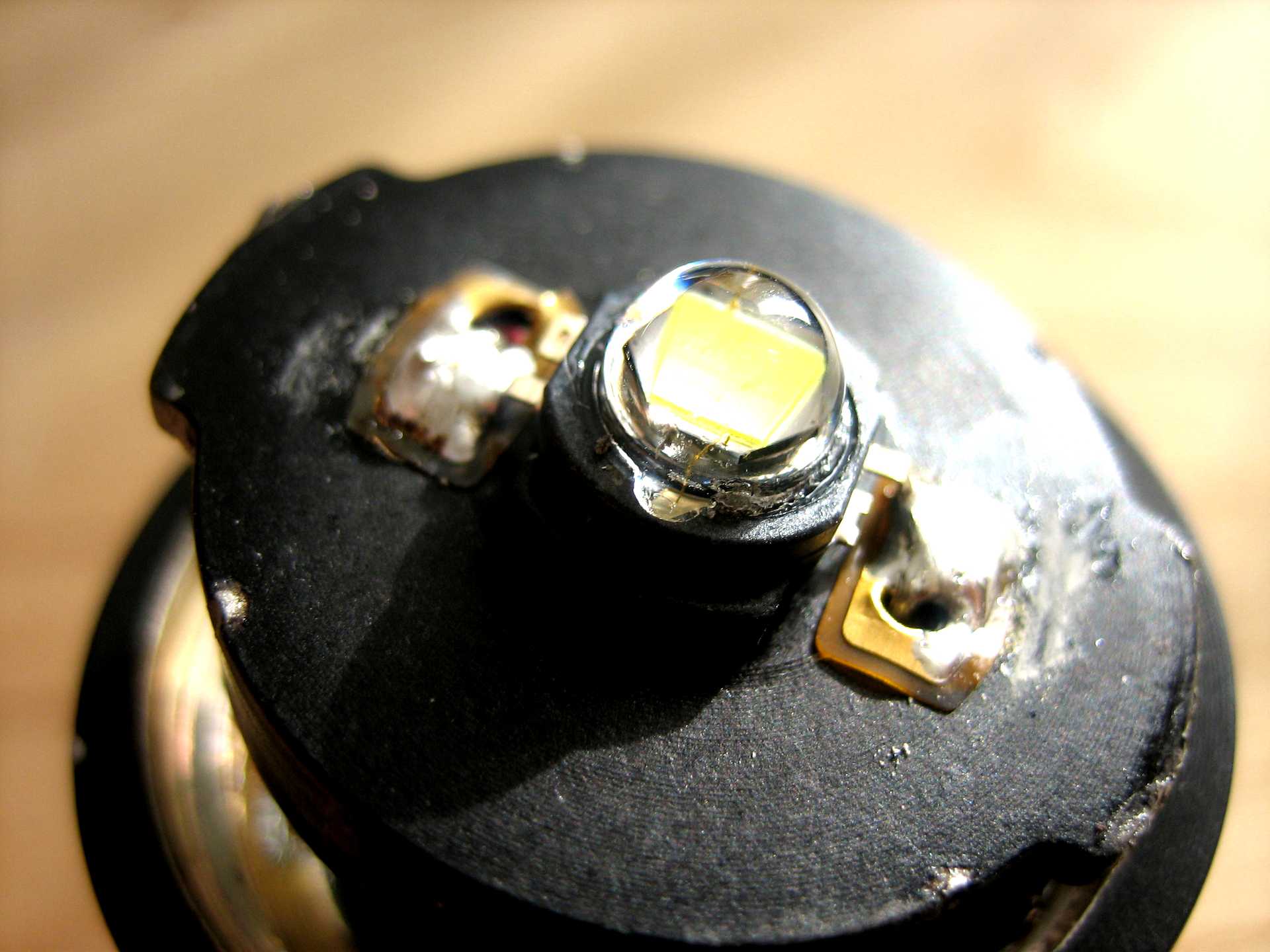 Замена светодиодов в фонаре. Замена диода в фонарике. Меняем диоды в налобном фонаре. Светодиод на фонарик 14,4 вольта. Замена светодиодов в фонаре.