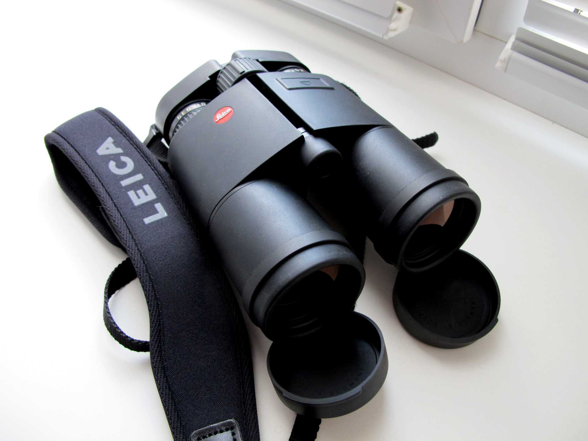 Бинокль leica. Leica Geovid 10x42. Бинокль Leica Geovid 10x42 крышки. Leica Geovid 10x42 BDA. Бинокль с дальномером Leica.