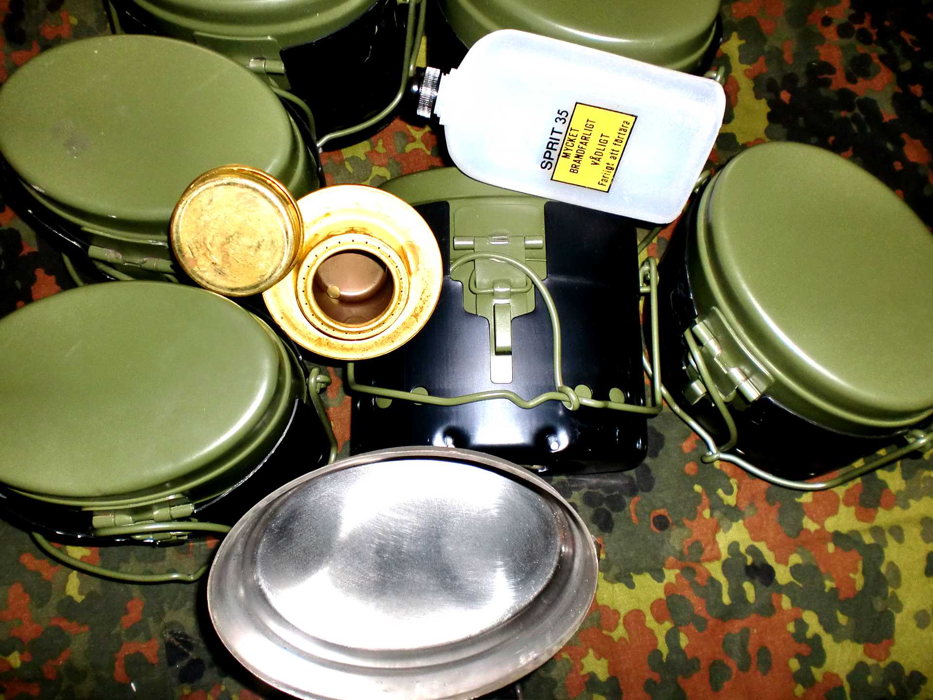 Армейская посуда. Шведский котелок м39. Шведский армейский котелок м39. Котелок Шак nc70. Шведский котелок м39 на костёре.
