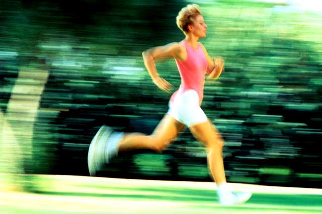 Стремительный бег. Усейн болт бег. Т быстрый очень быстро очень и быстрый. Быстрый бег. Парень бежит.