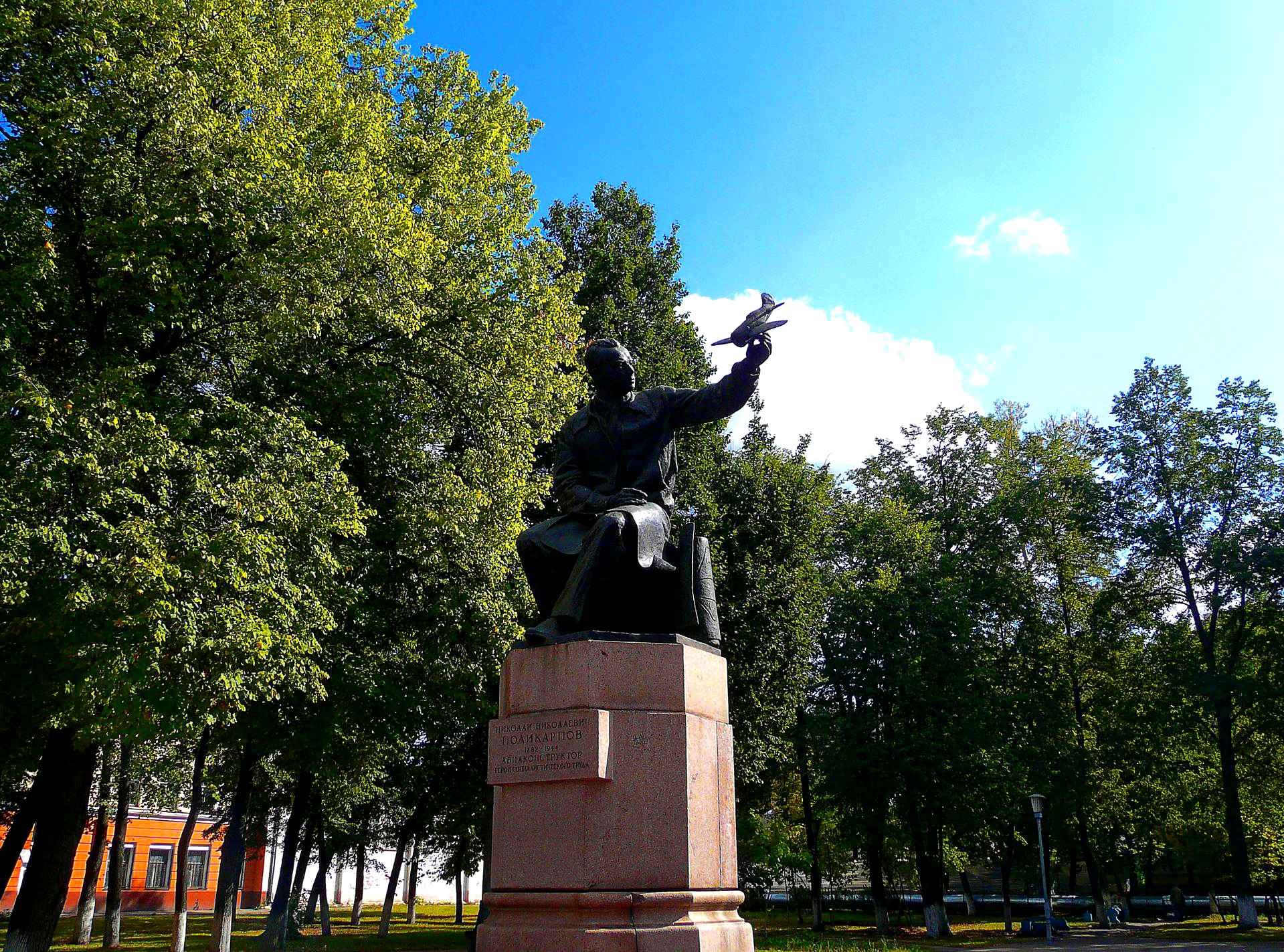 Памятник н. н. Поликарпову Орел
