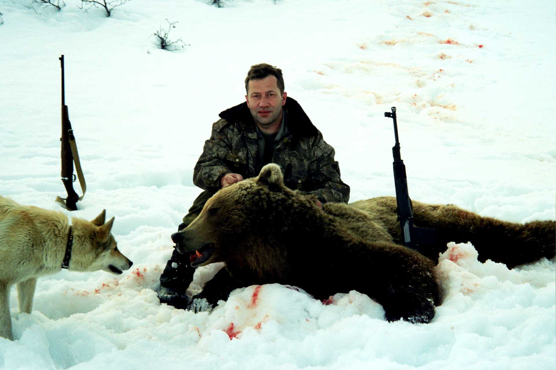 Включи где охотится. Орлов "охота на медведя" 2008. Медведь охотится.