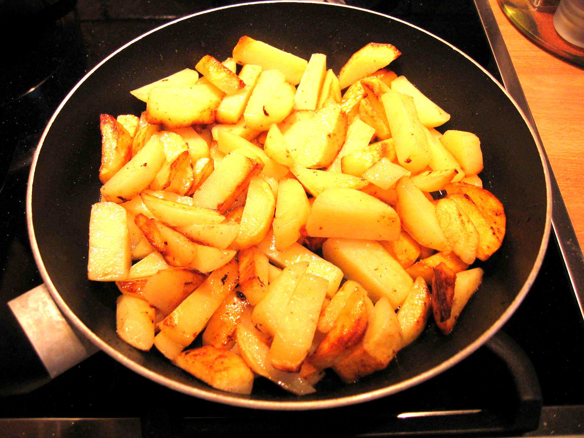 Жареный поджаренный. Жареная картошка. Жареная картошка на сковороде. Жареная картошка домашняя. Картофель жареный на сковороде.