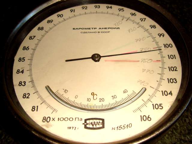 Анероид показывает давление 1013. Барометр анероид 1973. Барометр анероид клеймо. Деления шкалы барометра анероида. Барометр 1946 года.